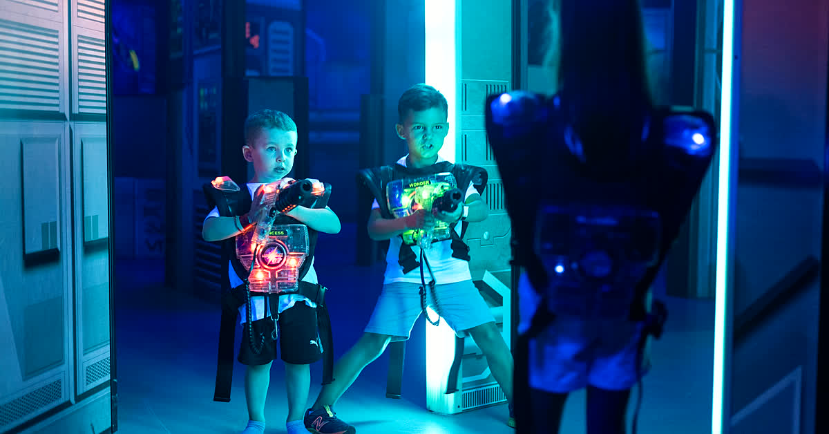 Jeunes joueurs en action dans l'arène de laser tag à Drummondville