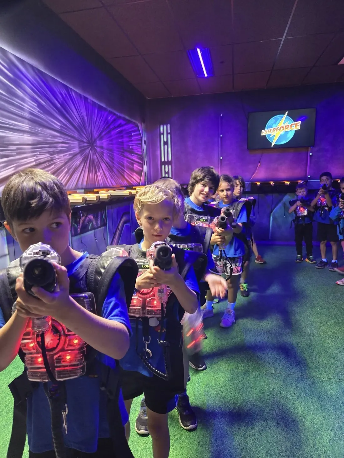 Joueurs en action dans l'arène laser tag de Laser Force Drummondville