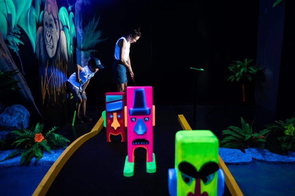 Mini-golf intérieur comme sortie familiale abordable à Drummondville