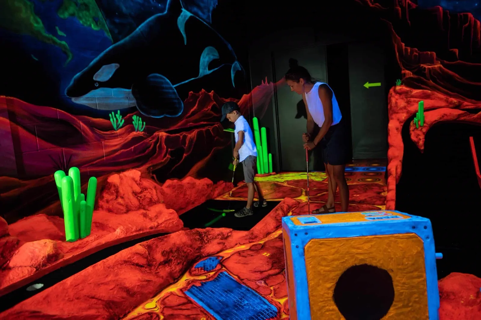 Décor de mini-golf fluo pour une activité familiale à Drummondville