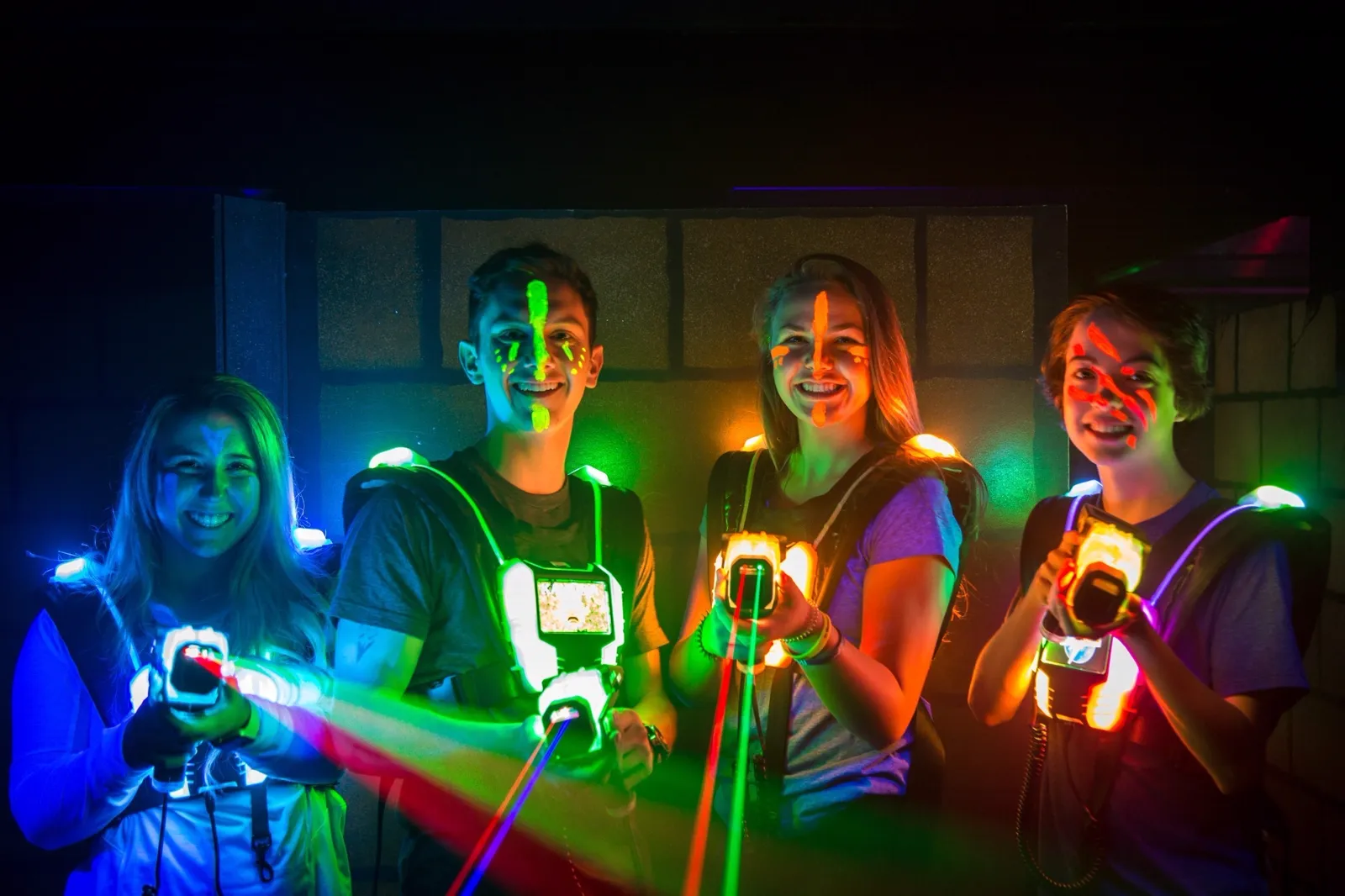 Joueurs équipés pour une partie de laser tag à Drummondville