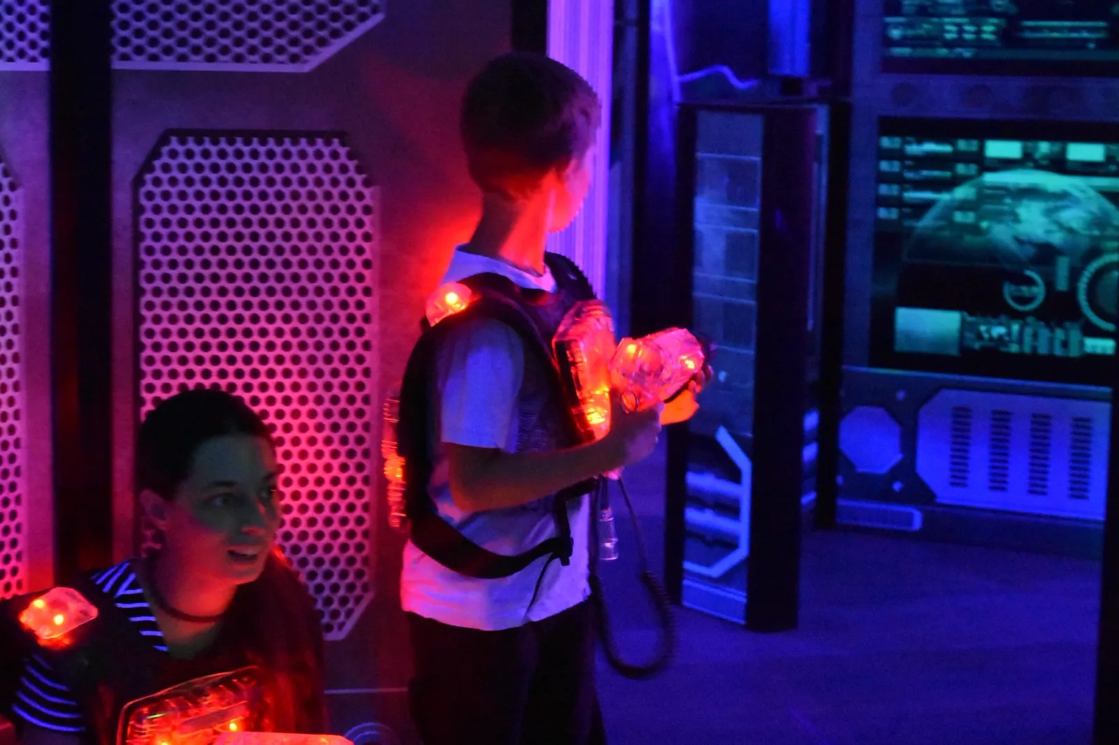 Famille avec enfants d'âges différents lors d'une sortie chez Laser Force Drummondville