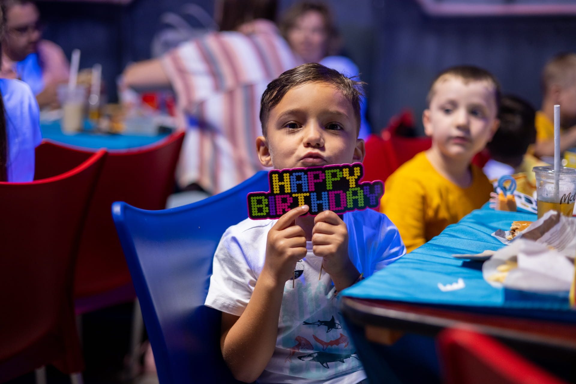 Enfants à une table de fête d'anniversaire chez Laser Force Drummondville