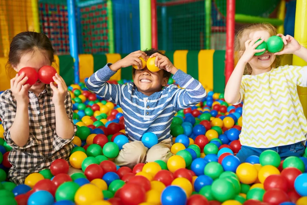 Enfants dans un module de jeux pour une activité de semaine de relâche