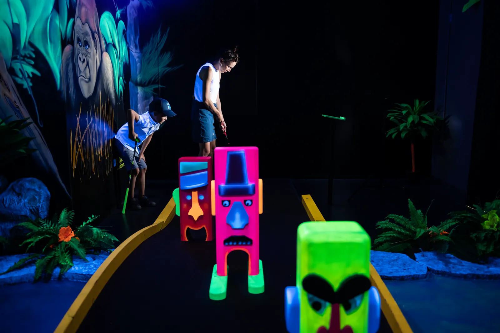 Parcours de mini-golf fluo à Laser Force Drummondville